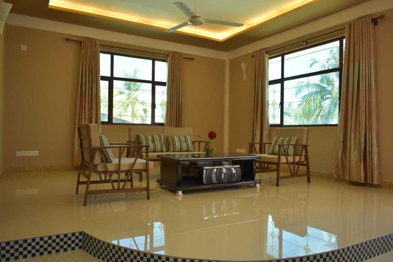 Отель Calyx Grand Fuvahmulah Экстерьер фото